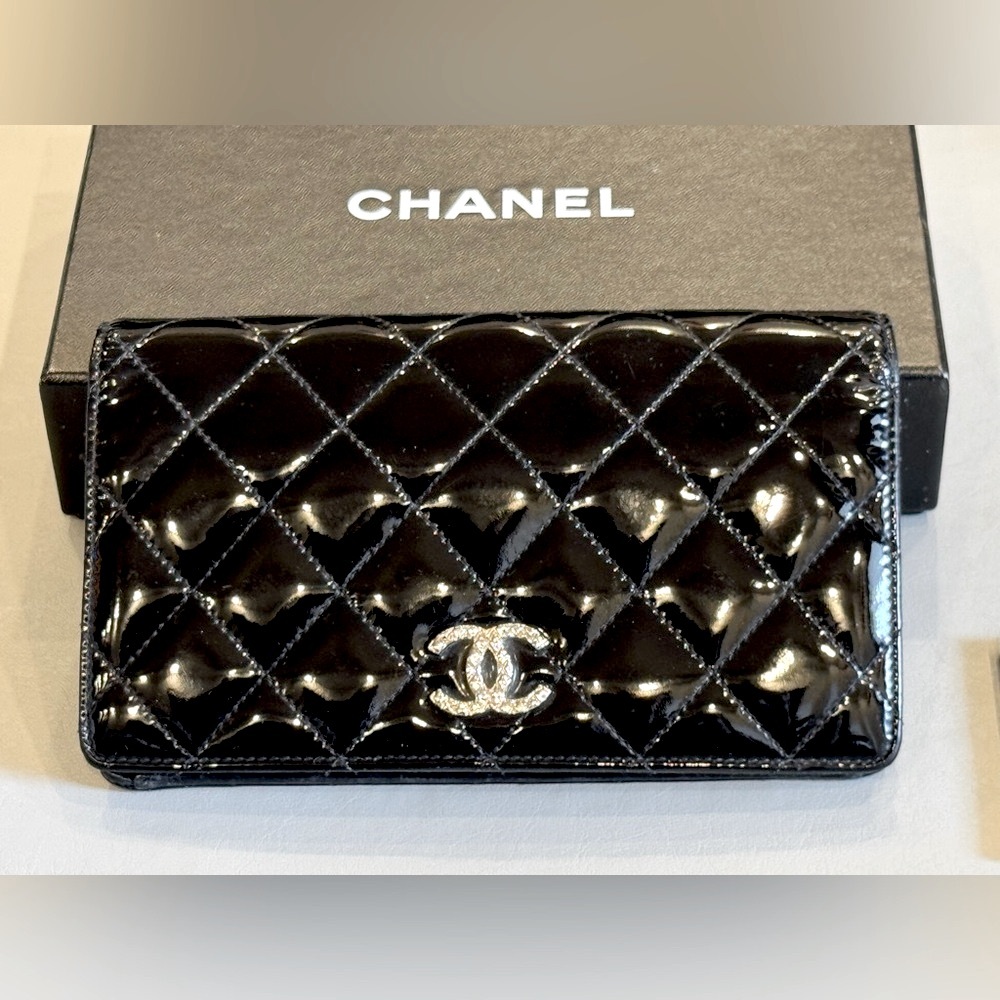 CHANEL Patent Quilted Brilliant Yen Wallet w. Box - Picture 5 of 8
